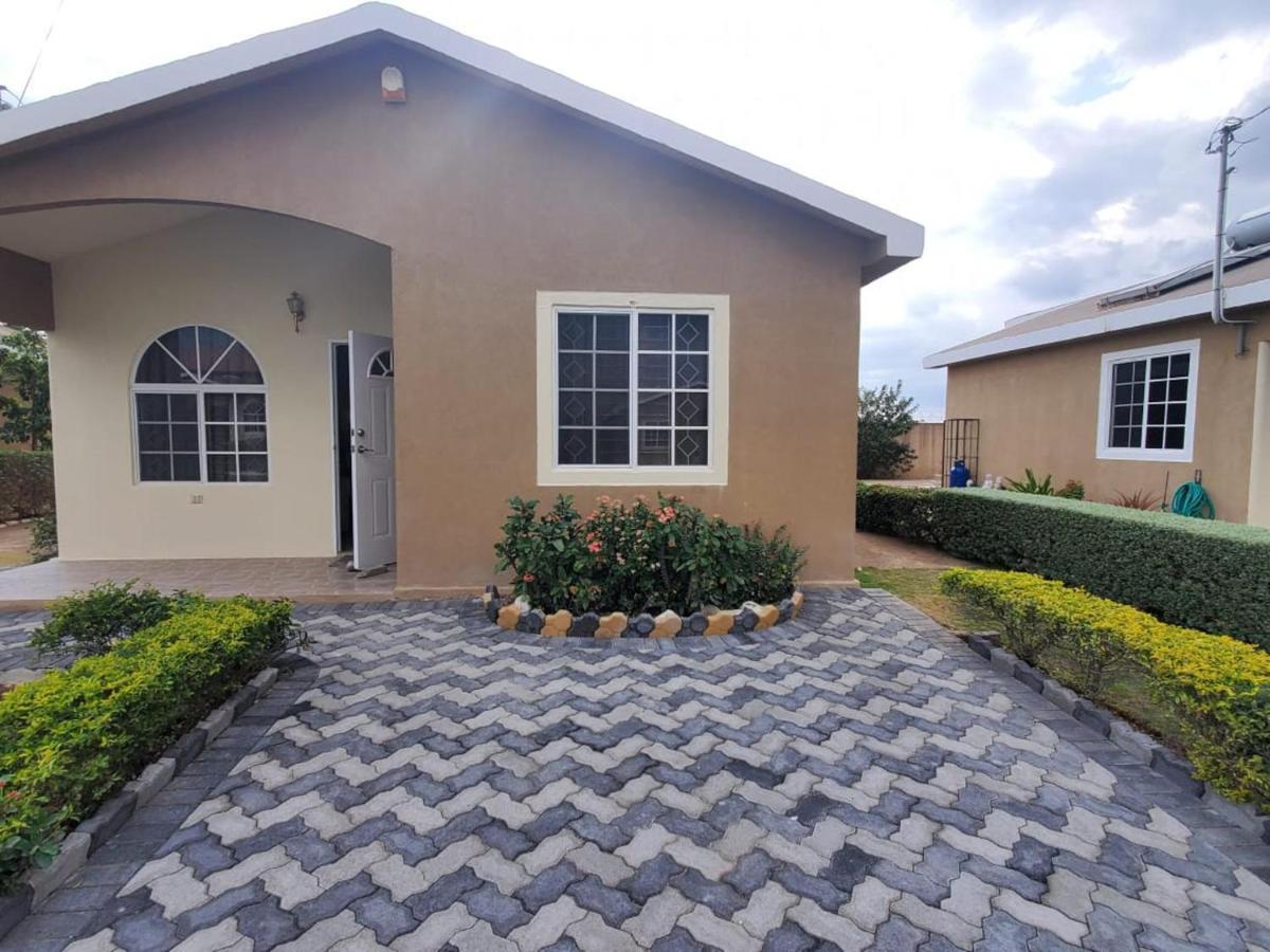 Villa Charming 2-Bed House In Portmore Gated Community Exterior foto